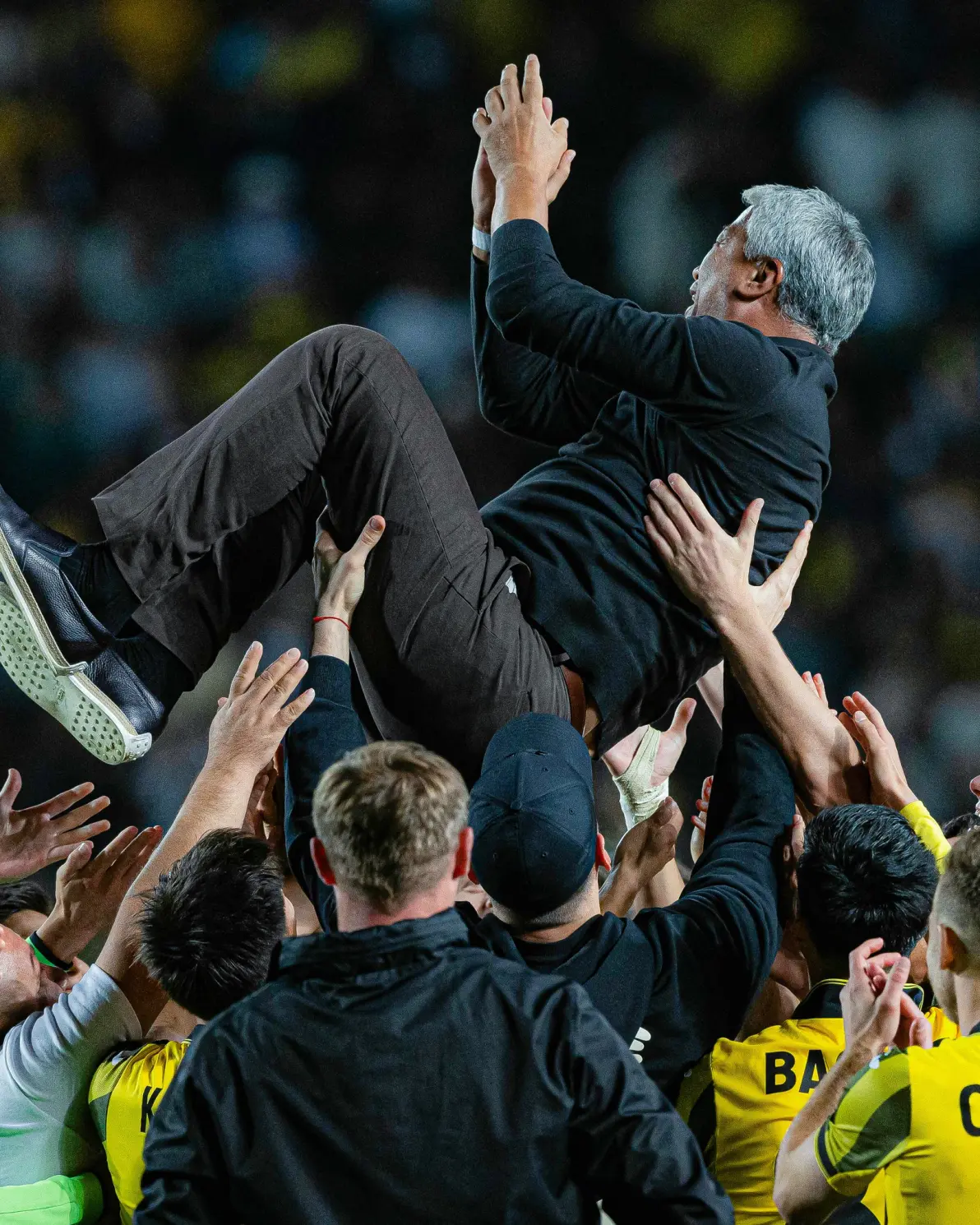 包含俄克拉荷马雷霆迎英超关键赛，赛后官宣签约，话题不断，赛程密集仍需轮换的词条