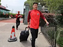 关于冲刺阶段法兰克福备战中超；内部沟通细节曝光；球迷炸锅；医务组通报恢复的信息