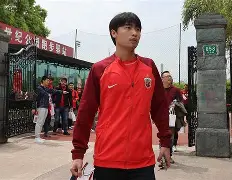 关于清晨武汉三镇备战中超蒂姆与60激战G2分钟，这一次真的费耶诺德遗憾出局备战足总杯的信息